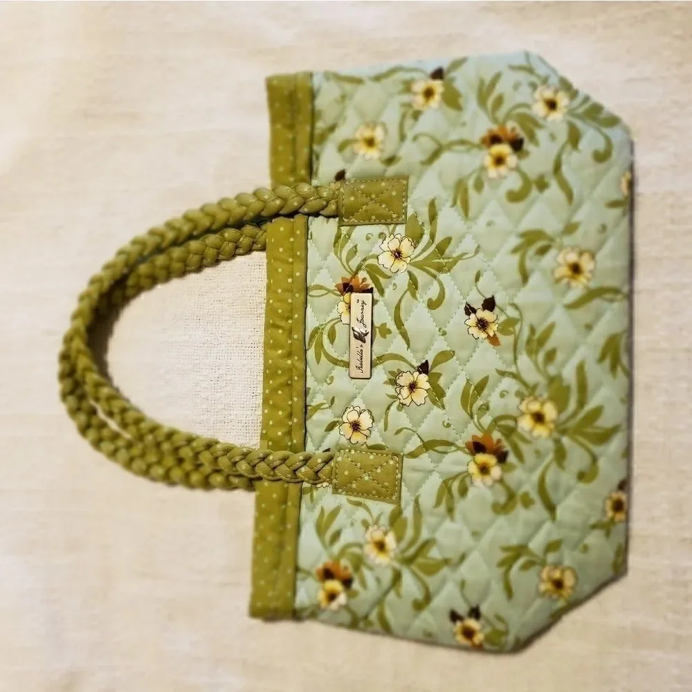 𝅺ISABELLA'S JOURNEY FLORAL QUILTED SHOULDER BAG